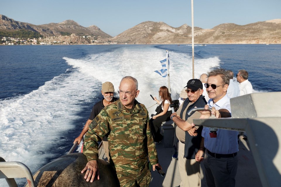 Στις μικρονήσους Ρω και Στογγυλή ο Κυριάκος Μητσοτάκης: Επισκέφθηκε φυλάκια και κατέθεσε στεφάνι