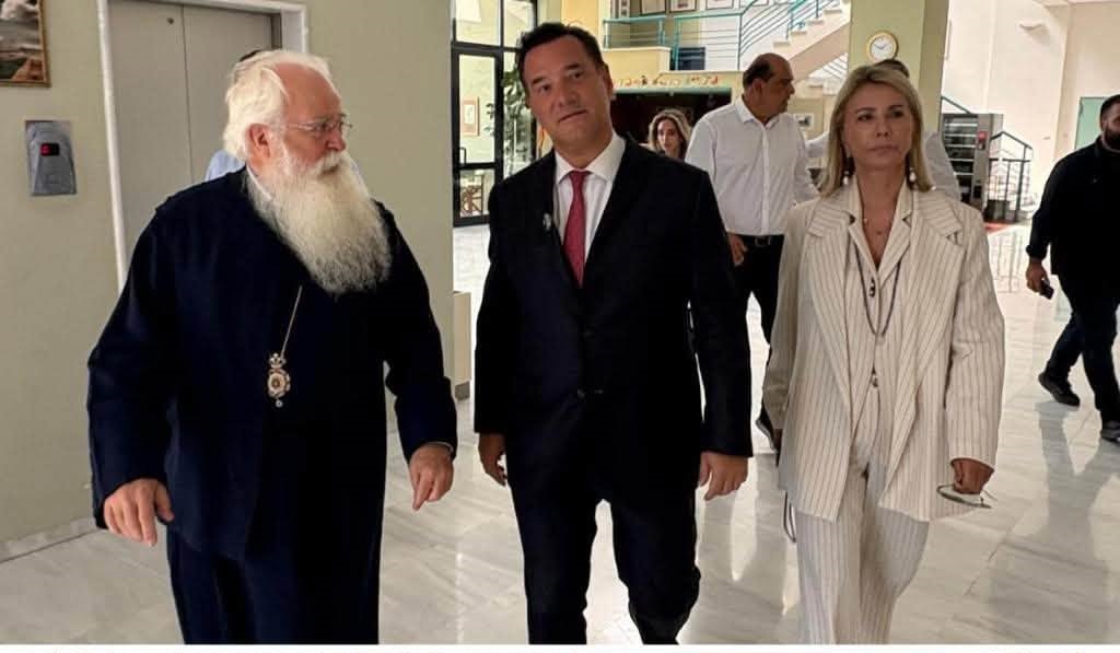 Ο Γεωργιάδης φώναξε το σύνθημα «ο μόνος δρόμος είναι αντίσταση και πάλη» με συνδικαλιστές στο Βόλο και τρολάρει