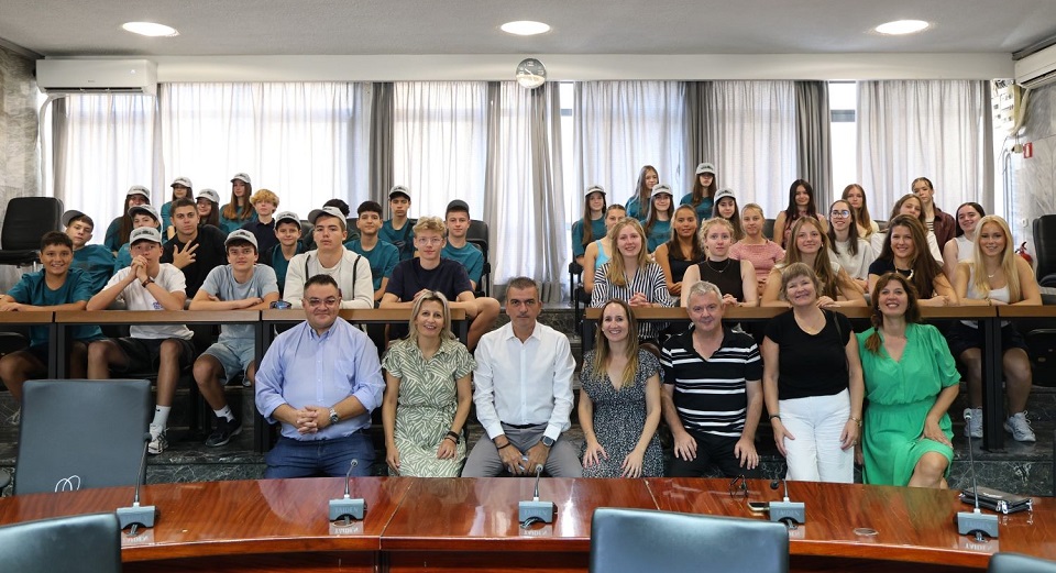 Δήμος Λαρισαίων:  Μαθήτριες και μαθητές από το Βέλγιο και το 6ο Γυμνάσιο Λάρισας στα έδρανα του Δημοτικού Συμβουλίου 