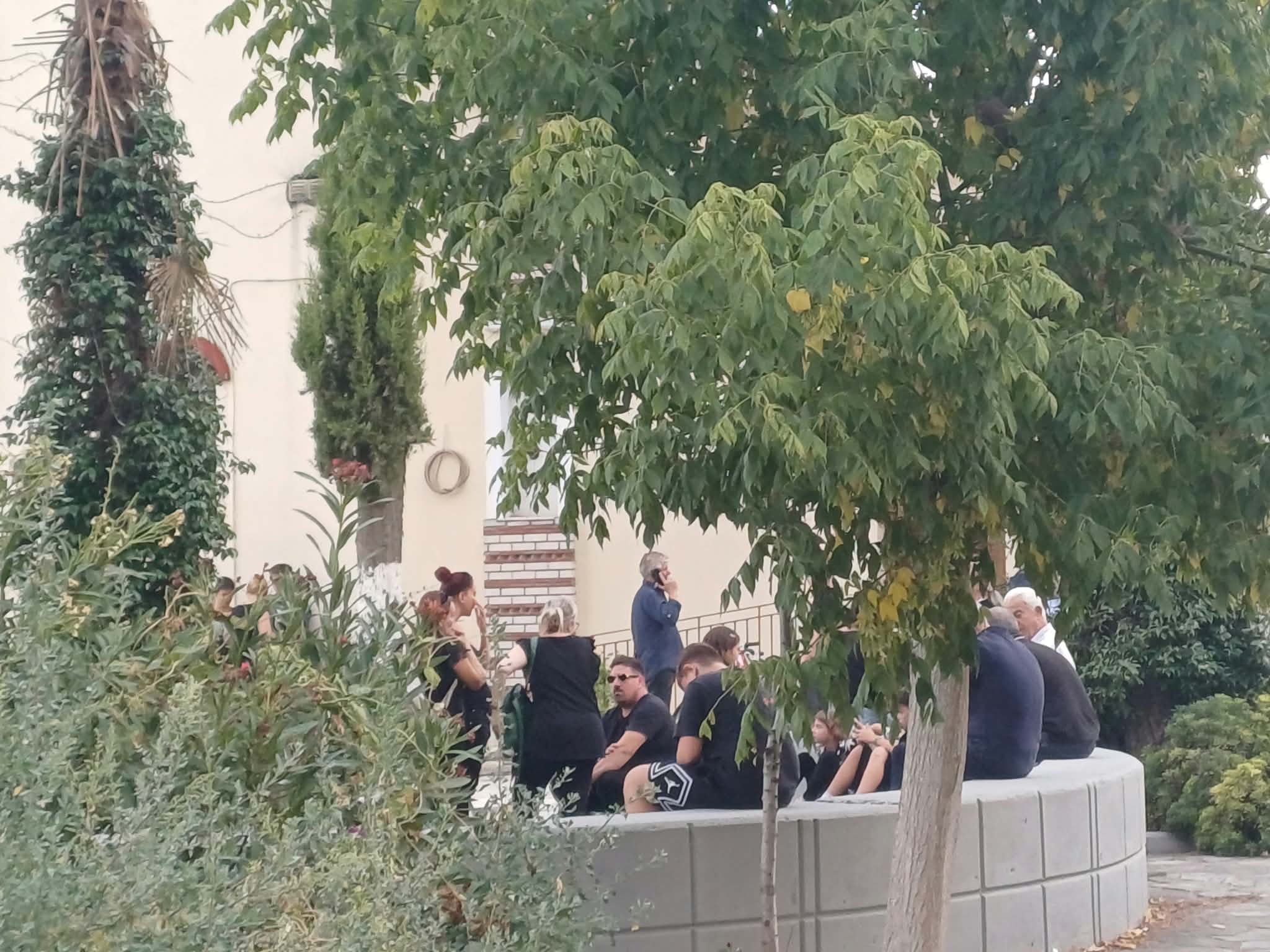 Απέραντη θλίψη το απόγευμα στο τελευταίο «αντίο» για τον 14χρονο Κωνσταντίνο Χολέβα