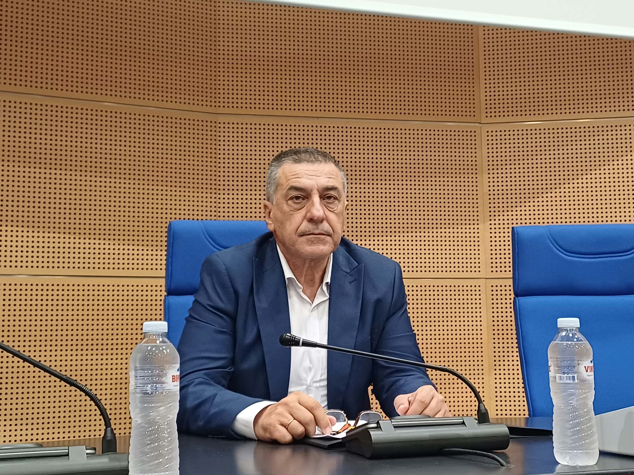 Κλειστή σύσκεψη στην περιφέρεια του Κουρέτα με τους ευρωβουλευτές (ΦΩΤΟ)