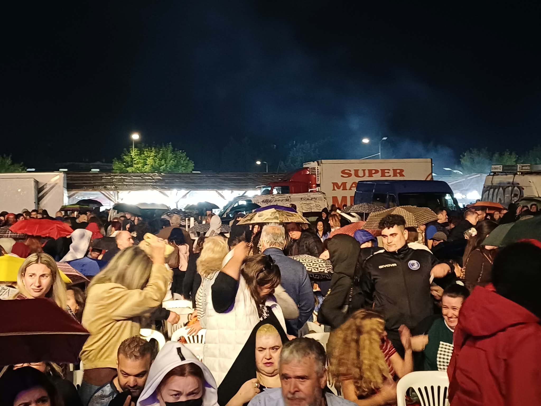 Η Λάρισα έκανε... ταραχή με το Λευτέρη Ποανταζή απόψε στο παζάρι παρά τη βροχή (ΦΩΤΟ+video)