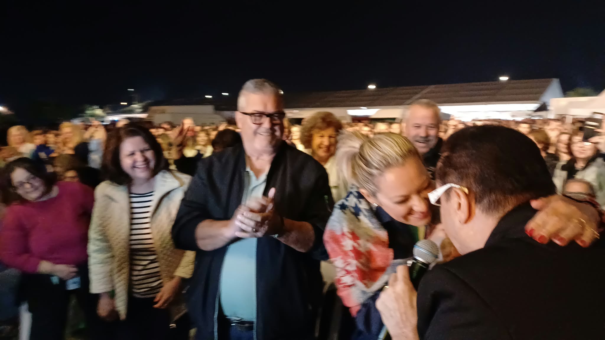 Παζάρι Λάρισας: Ο Λευτέρης Πανταζής κατέβηκε από την σκηνή και τραγούδησε μαζί με τον κόσμο (ΦΩΤΟ-ΒΙΝΤΕΟ)