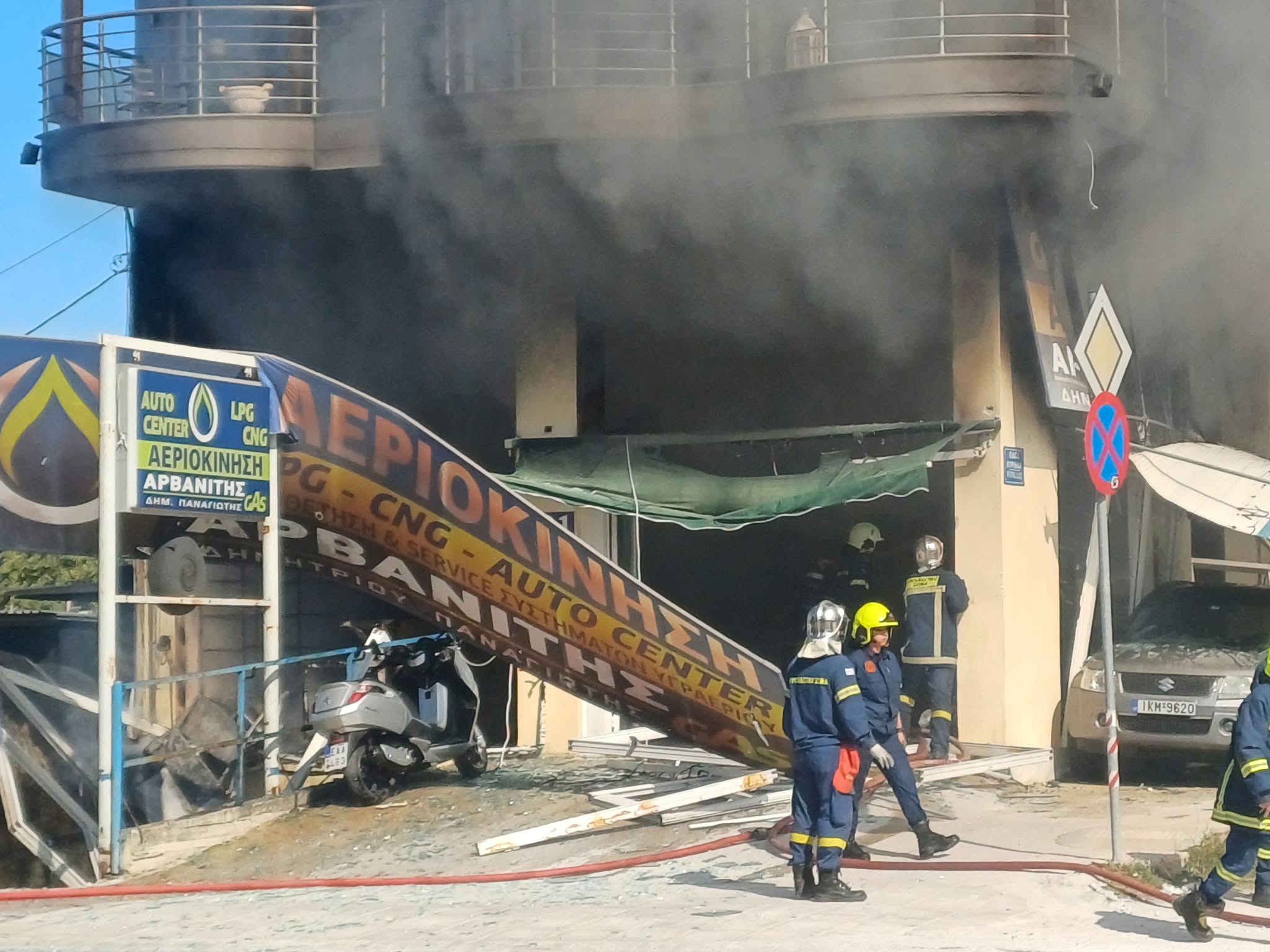 Πανικός  στη Λάρισα  από φωτιά σε συνεργείο υγραεριοκίνησης στην οδό Βόλου – Ακούστηκαν εκρήξεις (ΦΩΤΟ+video)