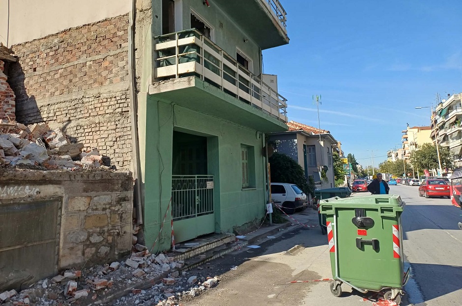 Ξεκίνησαν οι κατεδαφίσεις στην Ηρώων Πολυτεχνείου - Ανοίγει ο δρόμος για το νέο κυκλικό κόμβο (ΦΩΤΟ+video)