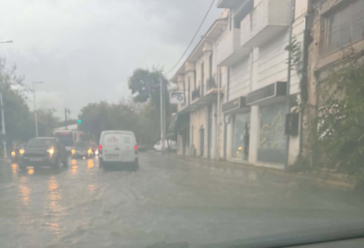 Βόλος: Ισχυρή καταιγίδα με χαλάζι – Ποτάμια οι δρόμοι σε Γρηγορίου Λαμπράκη και Παλιό Λιμεναρχείο (ΦΩΤΟ+video)