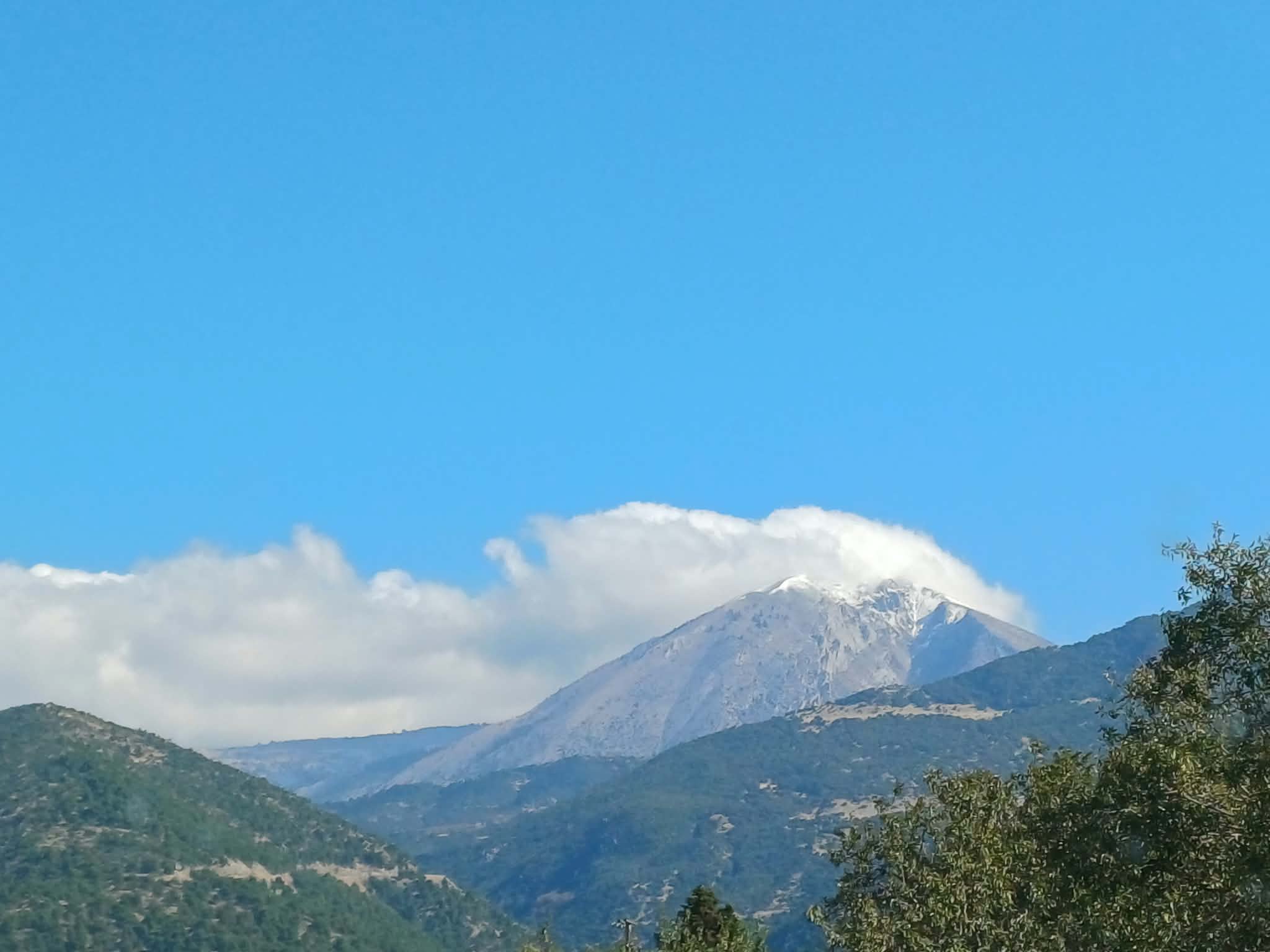 Τα πρώτα χιόνια στον Κίσσαβο – Το βουνό φόρεσε τα λευκά και προμηνύει τον χειμώνα (ΦΩΤΟ)