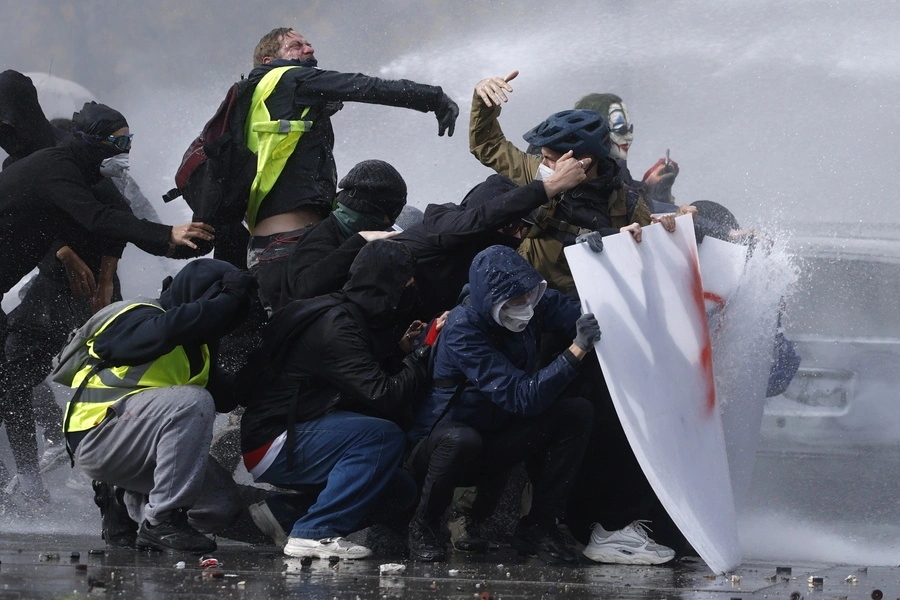 Λαρισαία εκπαιδευτικός που ζει στο Παρίσι μεταφέρει το μήνυμα της εξέγερσης: «Δεν θέλουμε να γίνουμε η γενιά ενός πολέμου» (v