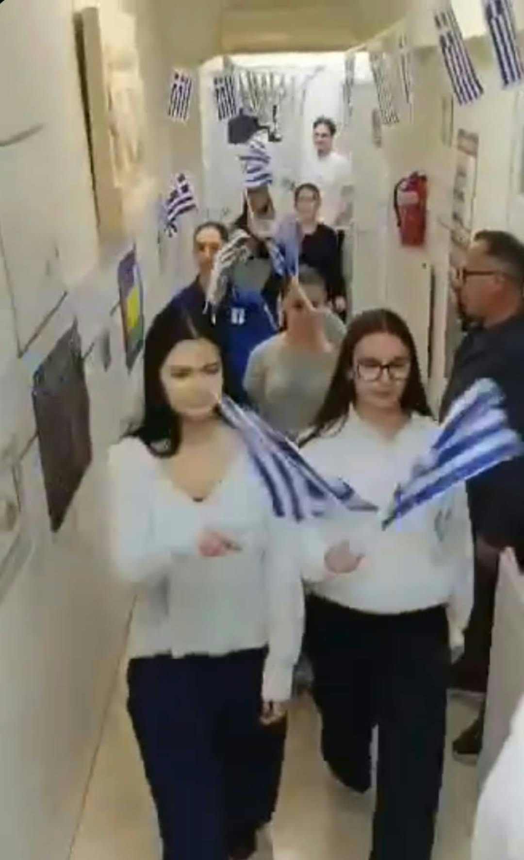 Τίμησαν το «Όχι» με μια ξεχωριστή παρέλαση σε φροντιστήριο της Λάρισας (ΦΩΤΟ-ΒΙΝΤΕΟ)
