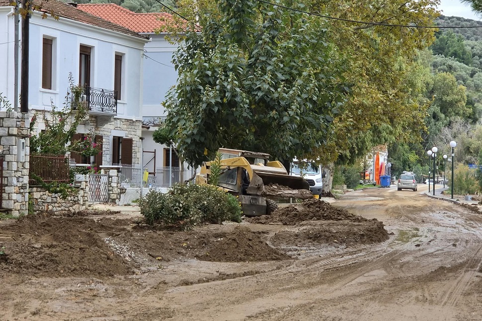 Μηλίνα: Στο ίδιο έργο θεατές τρία χρόνια μετά τον Daniel – Πλημμυρισμένα σπίτια και παραλία γεμάτη πέτρες και κορμούς