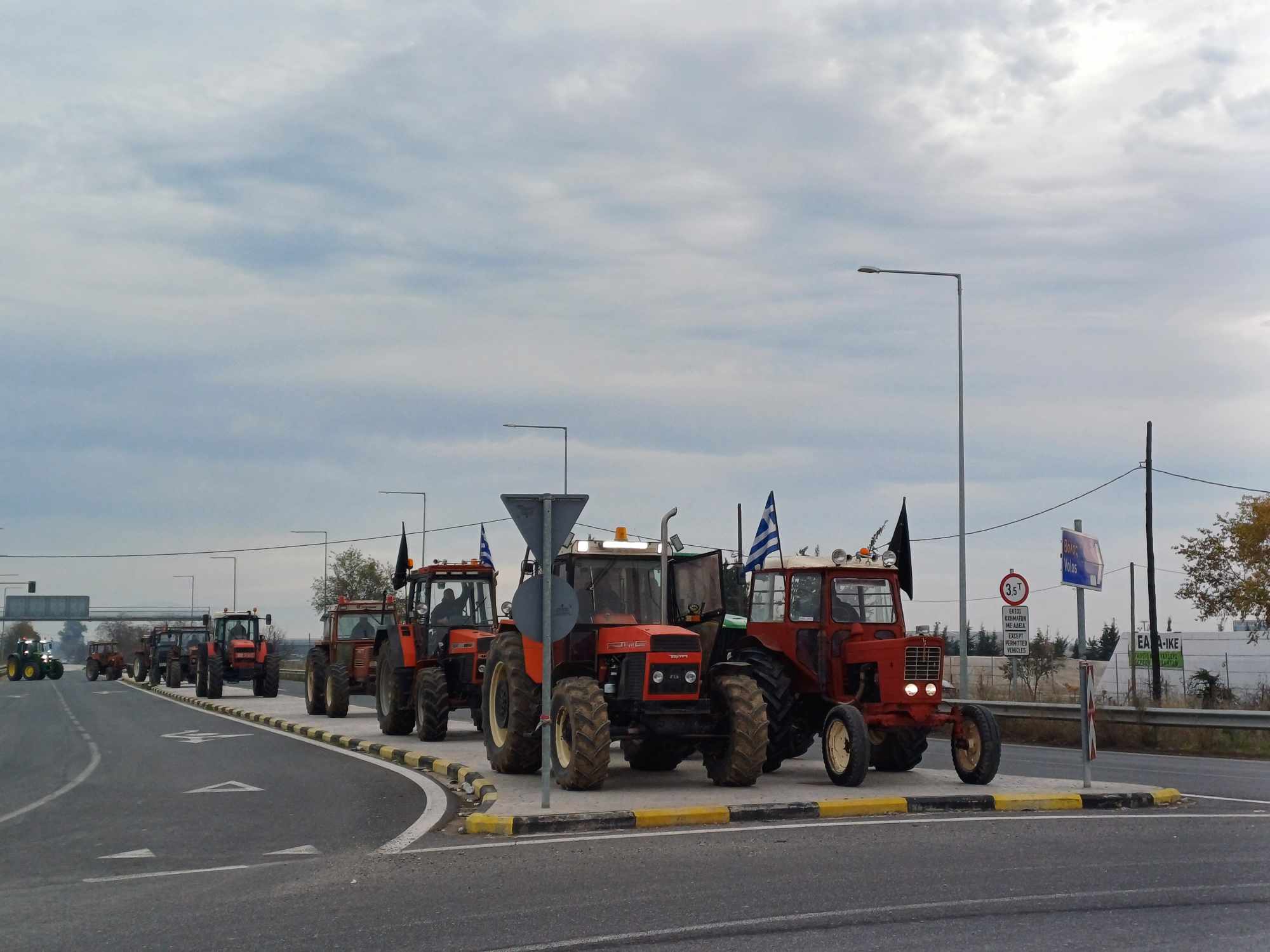 Παρέταξαν τα τρακτερ στον κόμβο Πλατυκάμπου, περιμένουν απάντηση από την κυβέρνηση για την Κάρλα (ΦΩΤΟ+video)