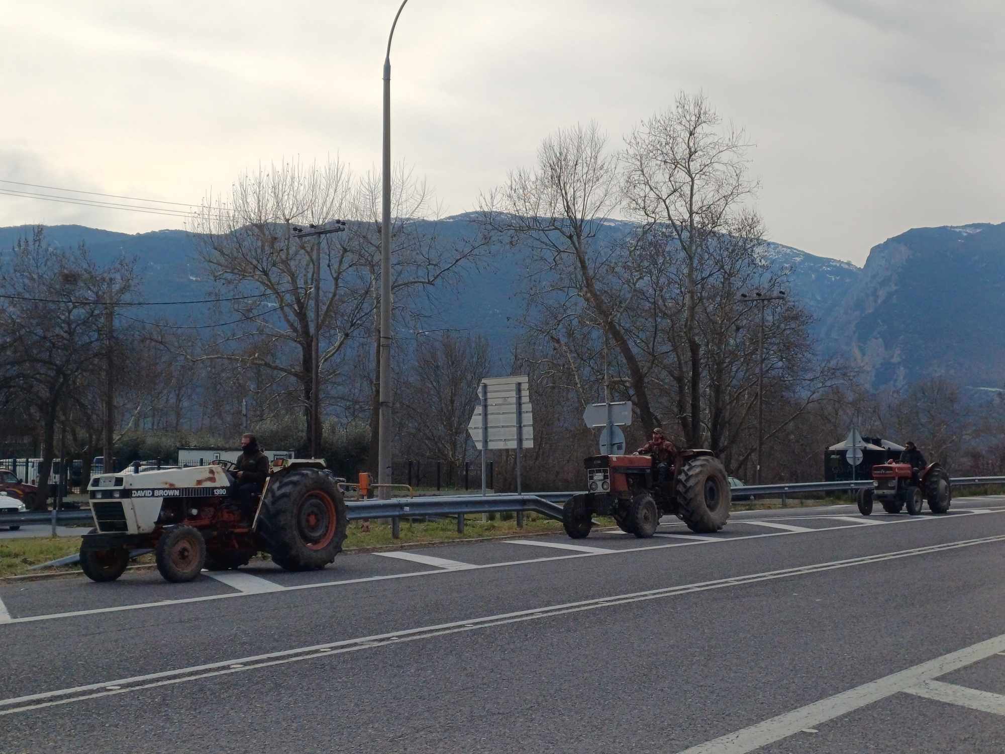 Μπλόκο στον κόμβο του Πυγετού από αγρότες toυ Δέλτα Πηνειού- χωρίς αποζημίωση για τις πλημμυρισμένες ακτινιδιές(ΦΩΤΟ+video)