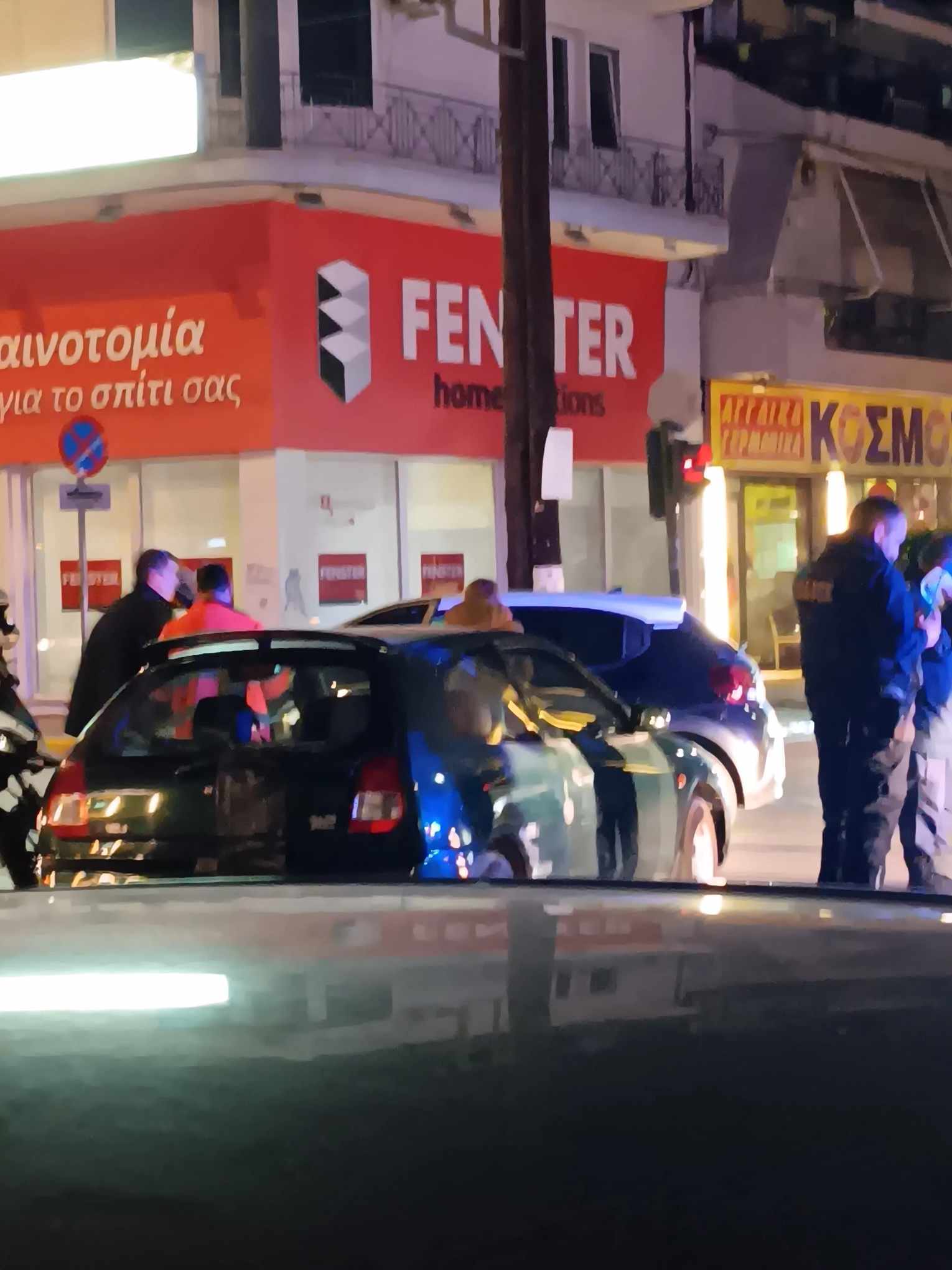 Τροχαίο με σύγκρουση δύο ΙΧ στη Λάρισα- τραυματίστηκε η οδηγός του ενός (ΦΩΤΟ)