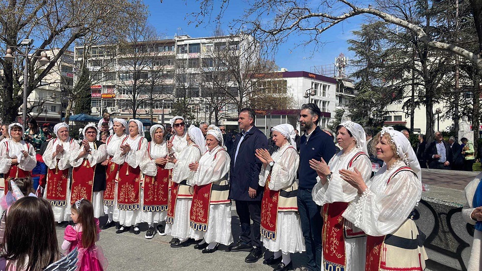 «Έπλεξαν» το Γαϊτανάκι στην Κεντρική πλατεία της Λάρισας (ΦΩΤΟ)