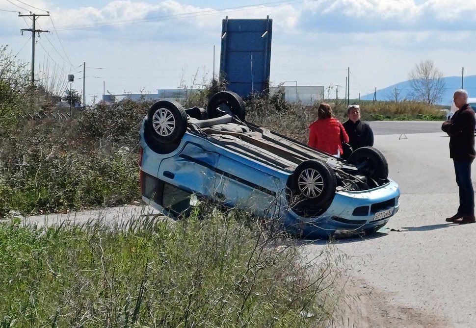 ενματικό τροχαίο στην ΠΕΟ Λαρ΄ίσης- Αθηνών -επειτα από σύγκρουση δύο ΙΧ (ΦΩΤΟ)