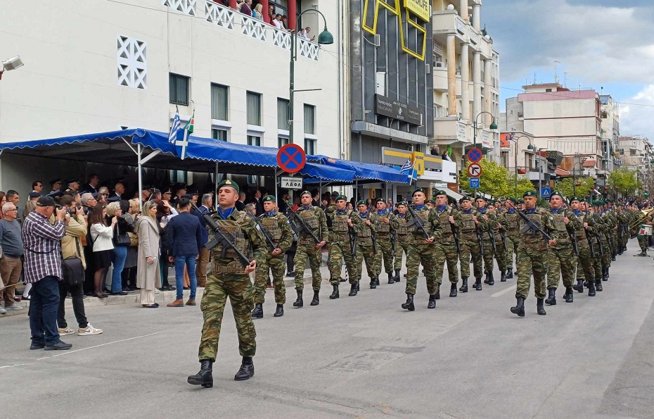 Εντυπωσιακή η στρατιωτική παρελαση στη Λάρισα (ΦΩΤΟ+video)