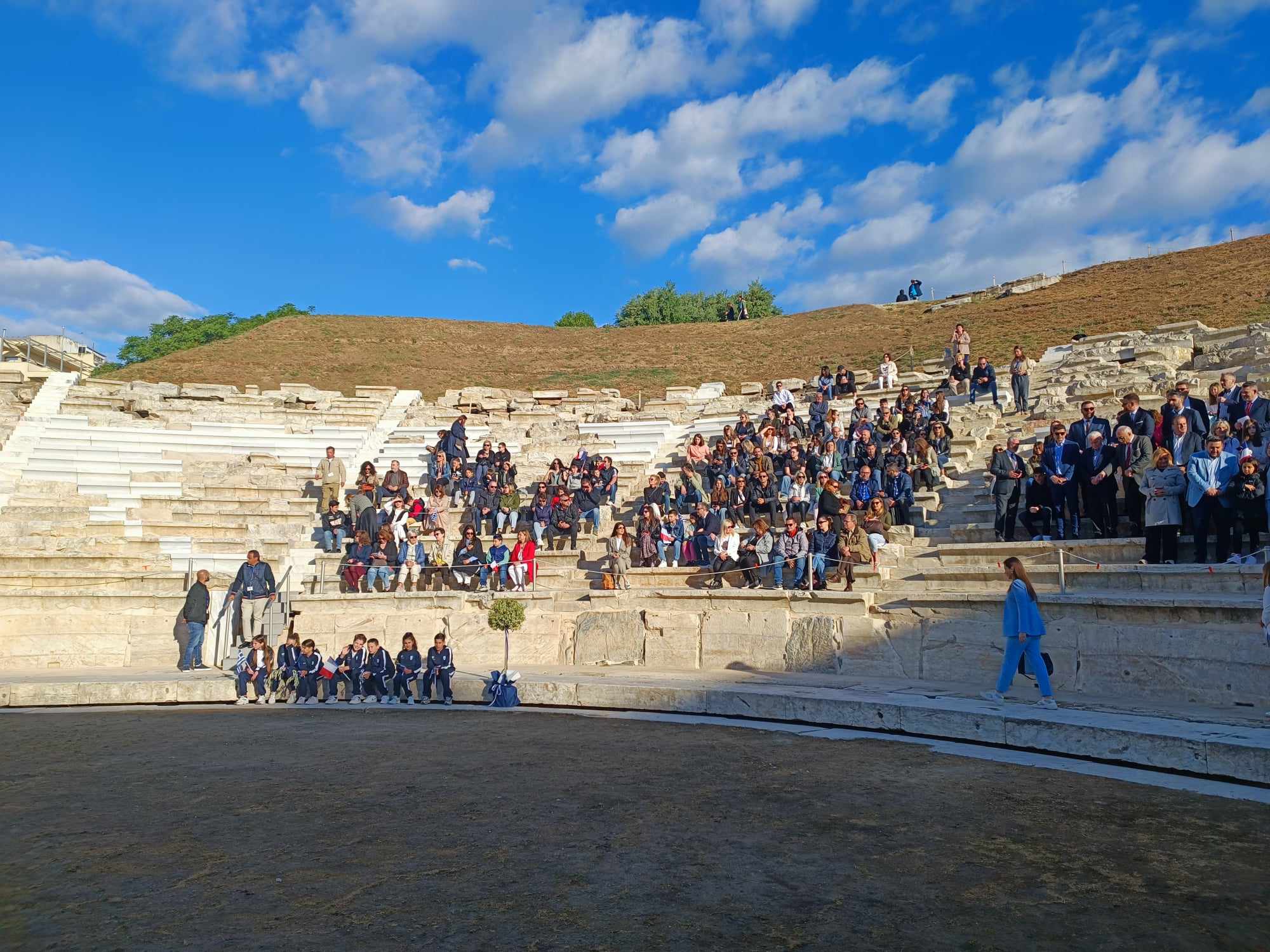 Η ολυμπιακή φλόγα άναψε στο βωμό του αρχαίου θεάτρου Λάρισας -εικόνες από τη λαμπρή τελετή (ΦΩΤΟ)