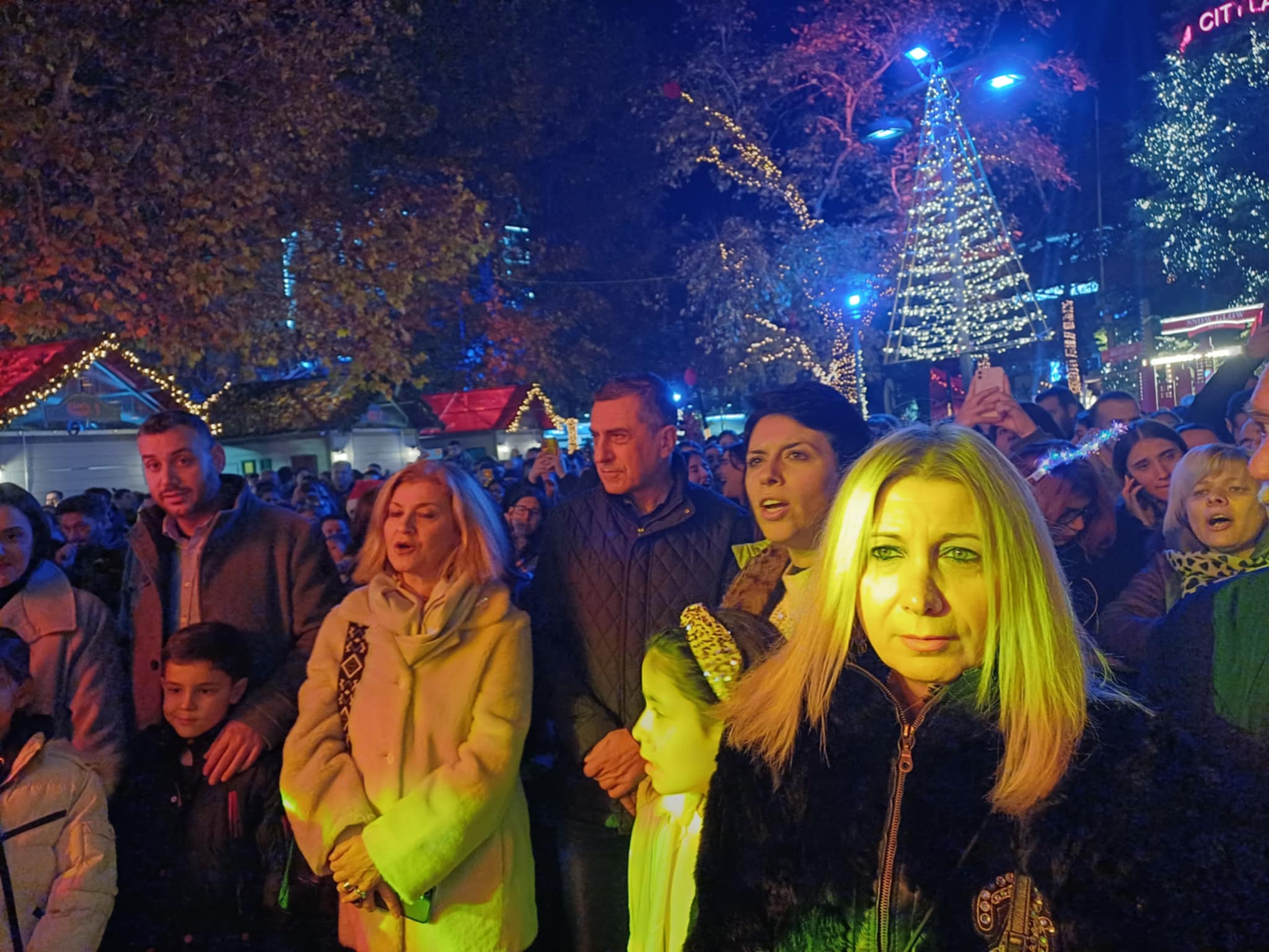 Ξεφάντωσαν οι Λαρισαίοι με Στέλιο Ρόκο στο άνναμμα του δέντρου (ΦΩΤΟ)