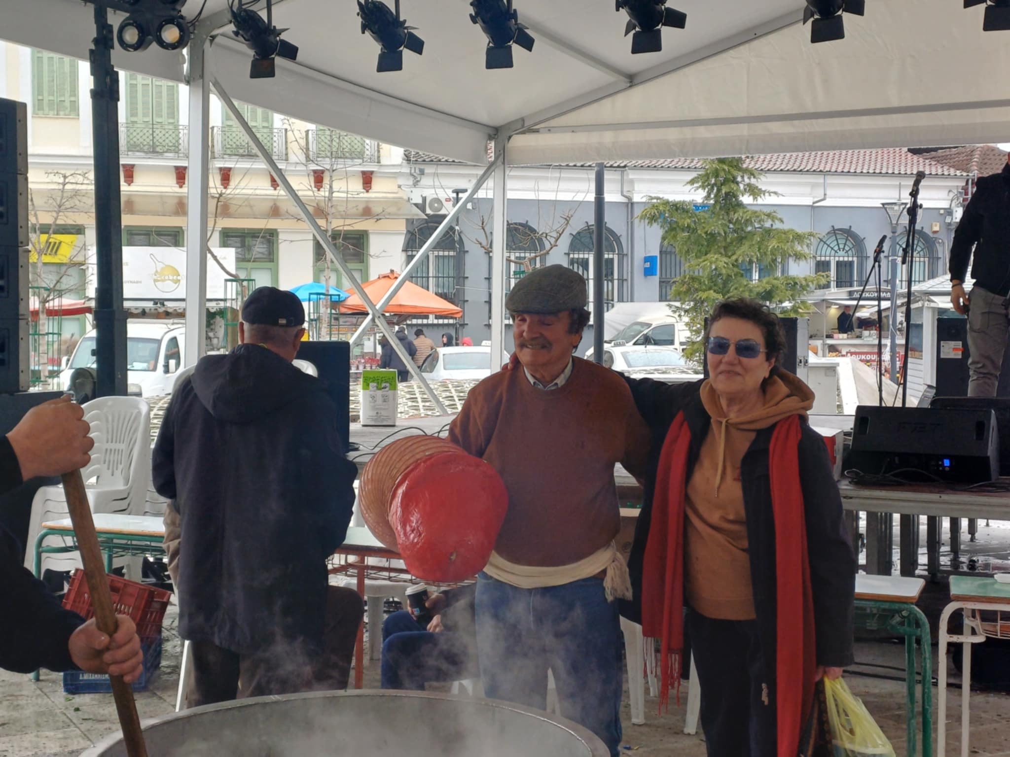 Αναβιώνει σήμερα Καθαρά Δευτέρα παρά τη βροχή το μπουρανί στον Τύρναβο (ΦΩΤΟ)