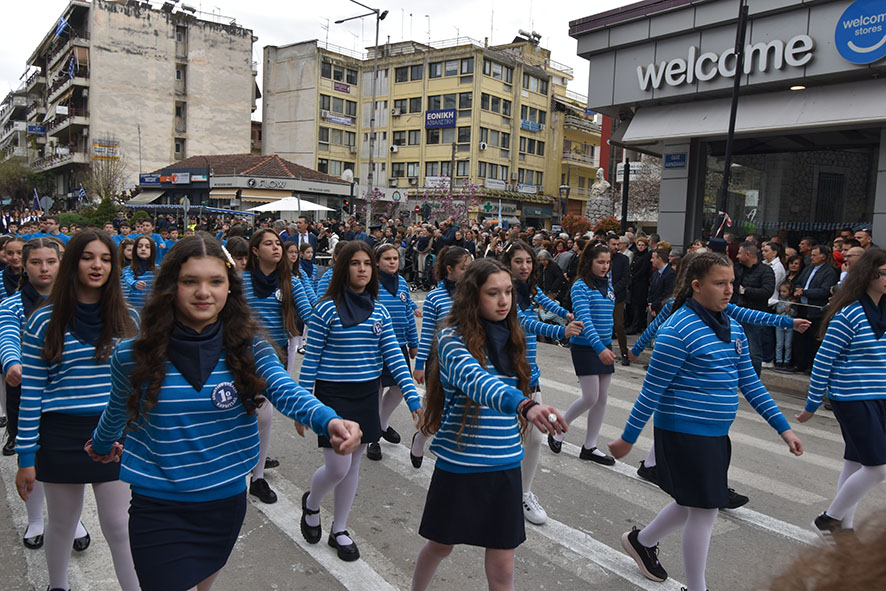Με λαμπρότητα η παρέλαση στην Καρδίτσα (φωτό+βίντεο)