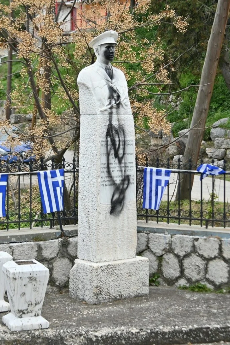 Άγνωστοι βανδάλισαν το Μνημείο Ηρώων στον Δομοκό -Αναζητούνται από τις Αρχές [εικόνες]