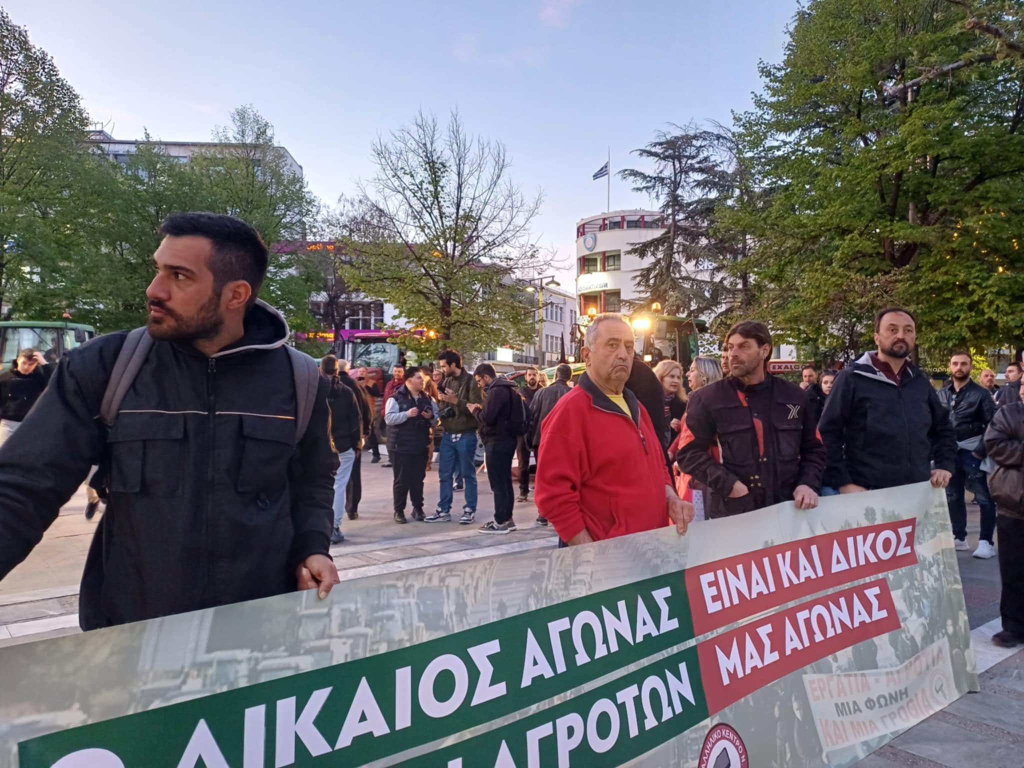 Γέμισε τρακτερ η κεντρική πλατεία της Λάρισας από αγρότες που ζητούν αποζημιώσεις για τον παγετό (ΦΩΤΟ+video)