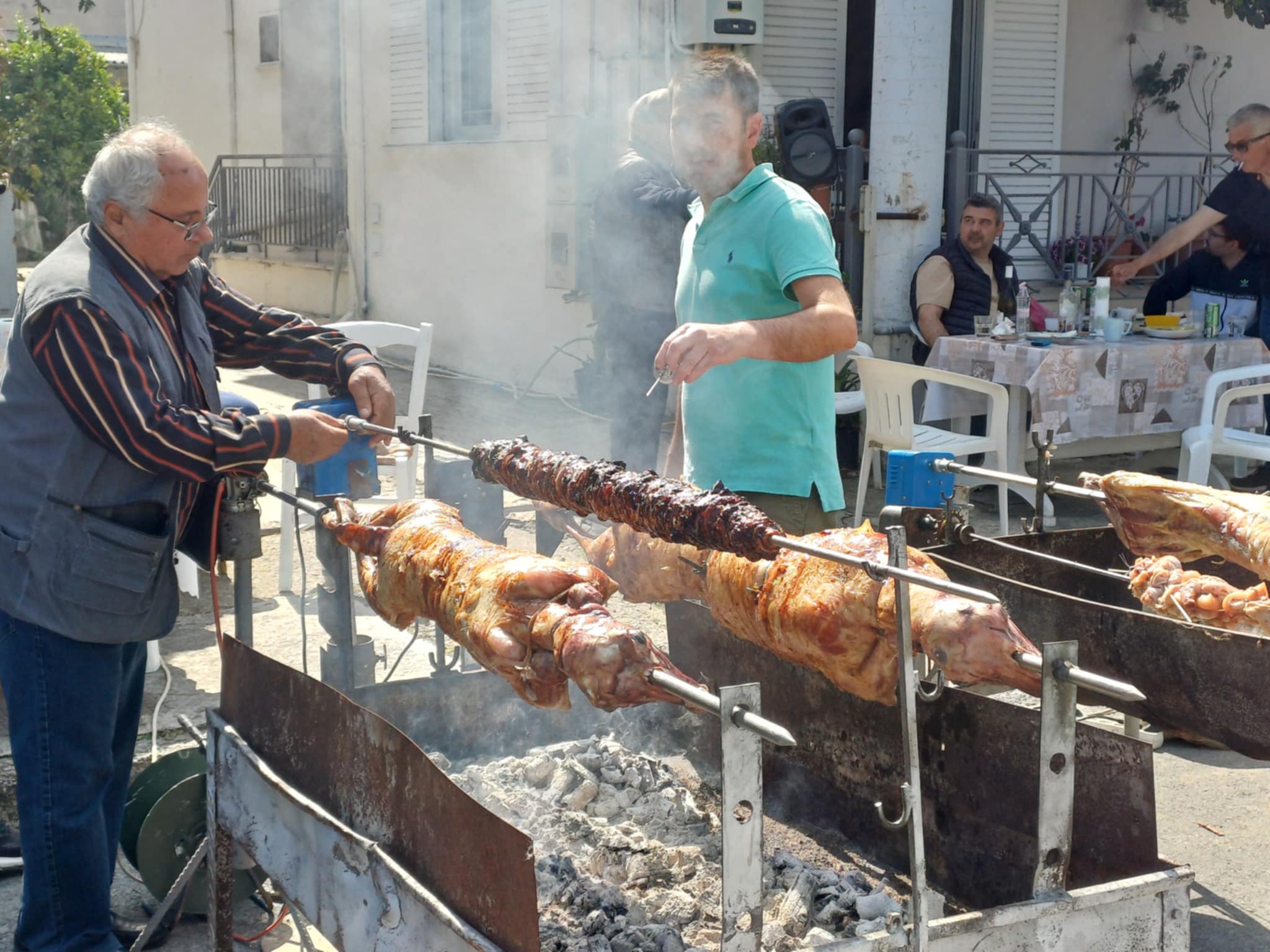 Πασχαλινό οικογενειακό γλέντι στη Γιάννουλη με αρνί, κοκορέτσι και χορό (ΦΩΤΟ-ΒΙΙΝΤΕΟ)