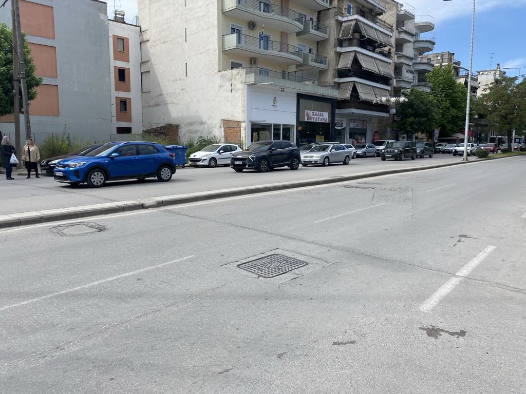 Πάνε παράλια οι Λαρισαίοι να ...πιάσουν το Μάη - μποτιλιάρισμα στην Ηρώων Πολυτεχνείου (ΦΩΤΟ)