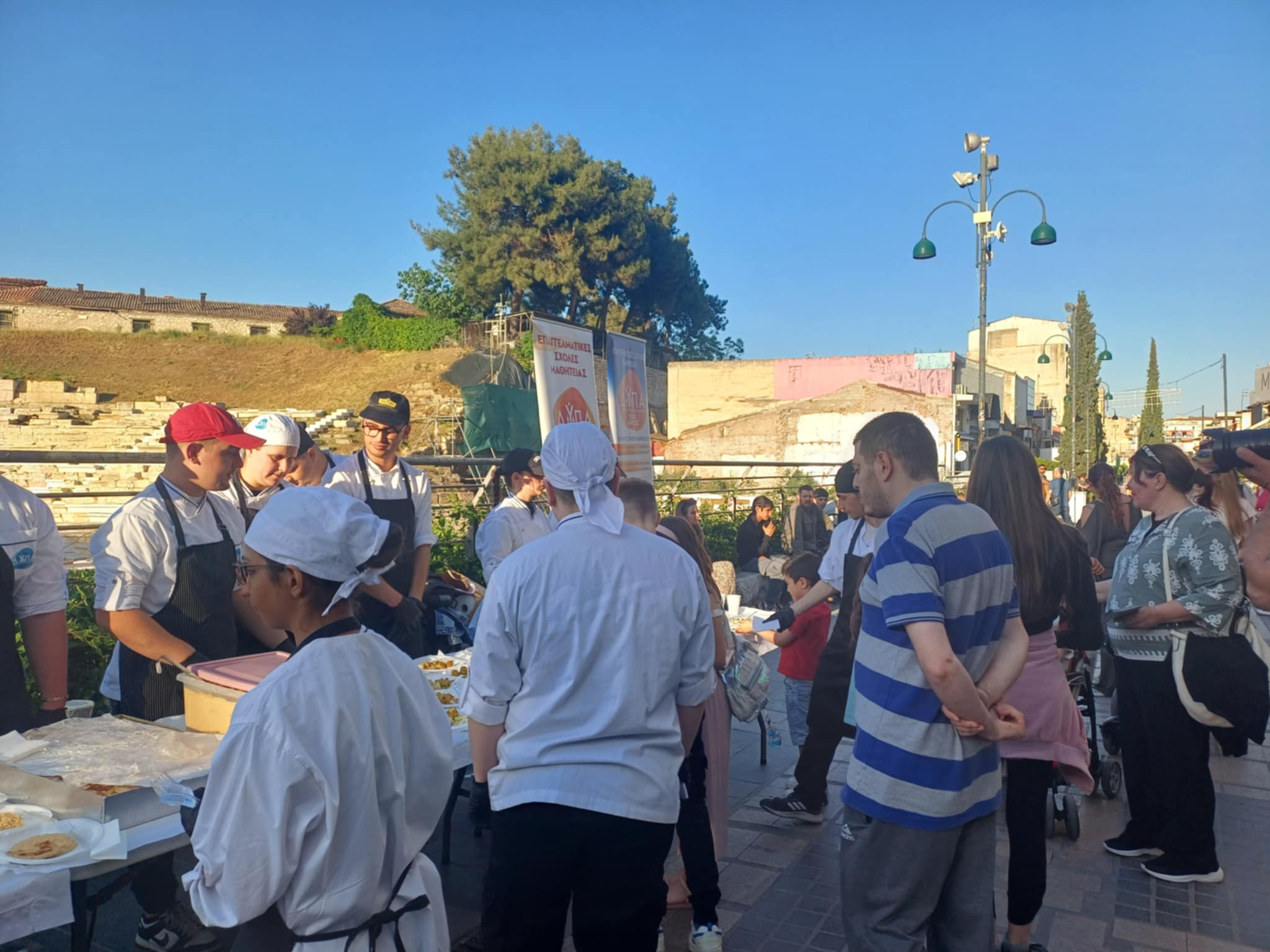 «Γεύσεις του κόσμου» μπροστά από το αρχαίο θεταρο της Λάρισας (ΦΩΤΟ