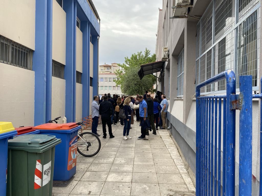 Πρεμιέρα στις πανελλαδικές: Δεκάδες γονείς έξω το 5ο Λύκειο Λάρισας(ΦΩTO)