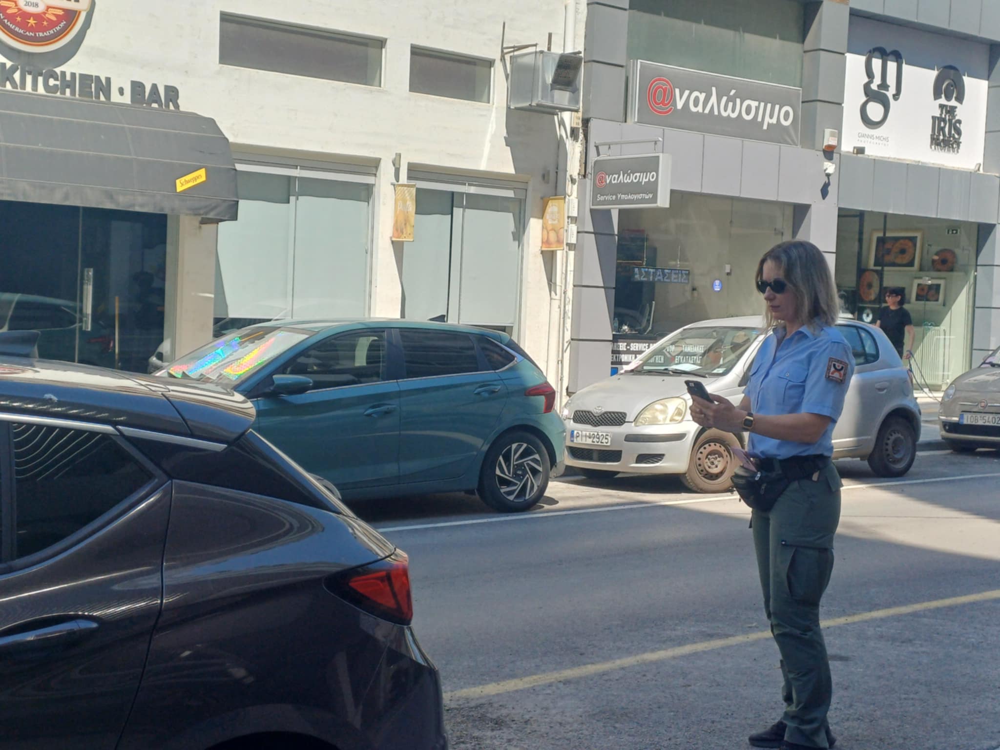 Σε εξέλιξη η πιλοτική εφαρμογή της Ελέγχομενης στάμευσης - ενημερωτικά σημειώματα σε παρκαρισμένα ΙΧ (ΦΩΤΟ)