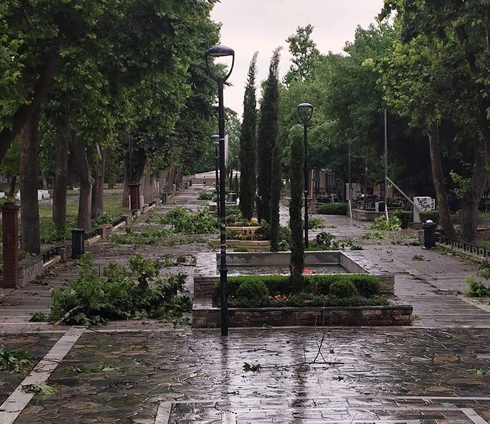 Βομβαρδισμένη πόλη η Λάρισα από το μπουρίνι: Φωτιά στην Καρδίτσης από κεραυνό, σπάσιμο δέντρων και ξήλωμα στεγών (ΦΩΤΟ)