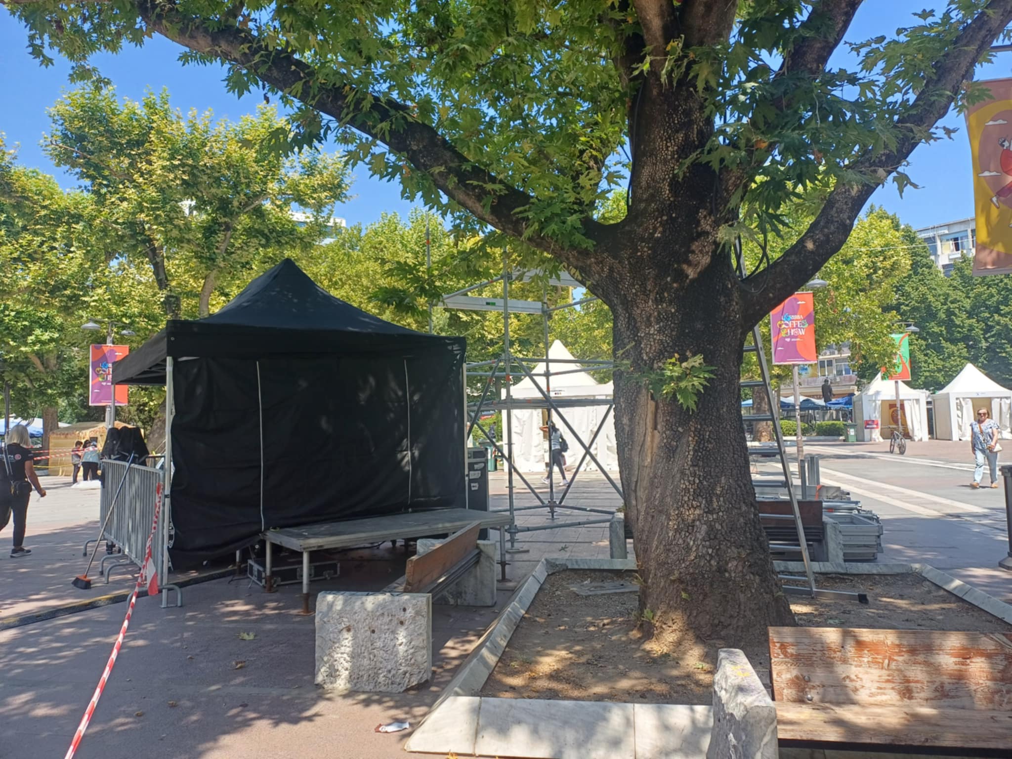 Όλα έτοιμα για την αποψινή συναυλία του Σάκη Ρουβά και την έναρξη του  Larissa Coffe Show (ΦΩΤΟ)