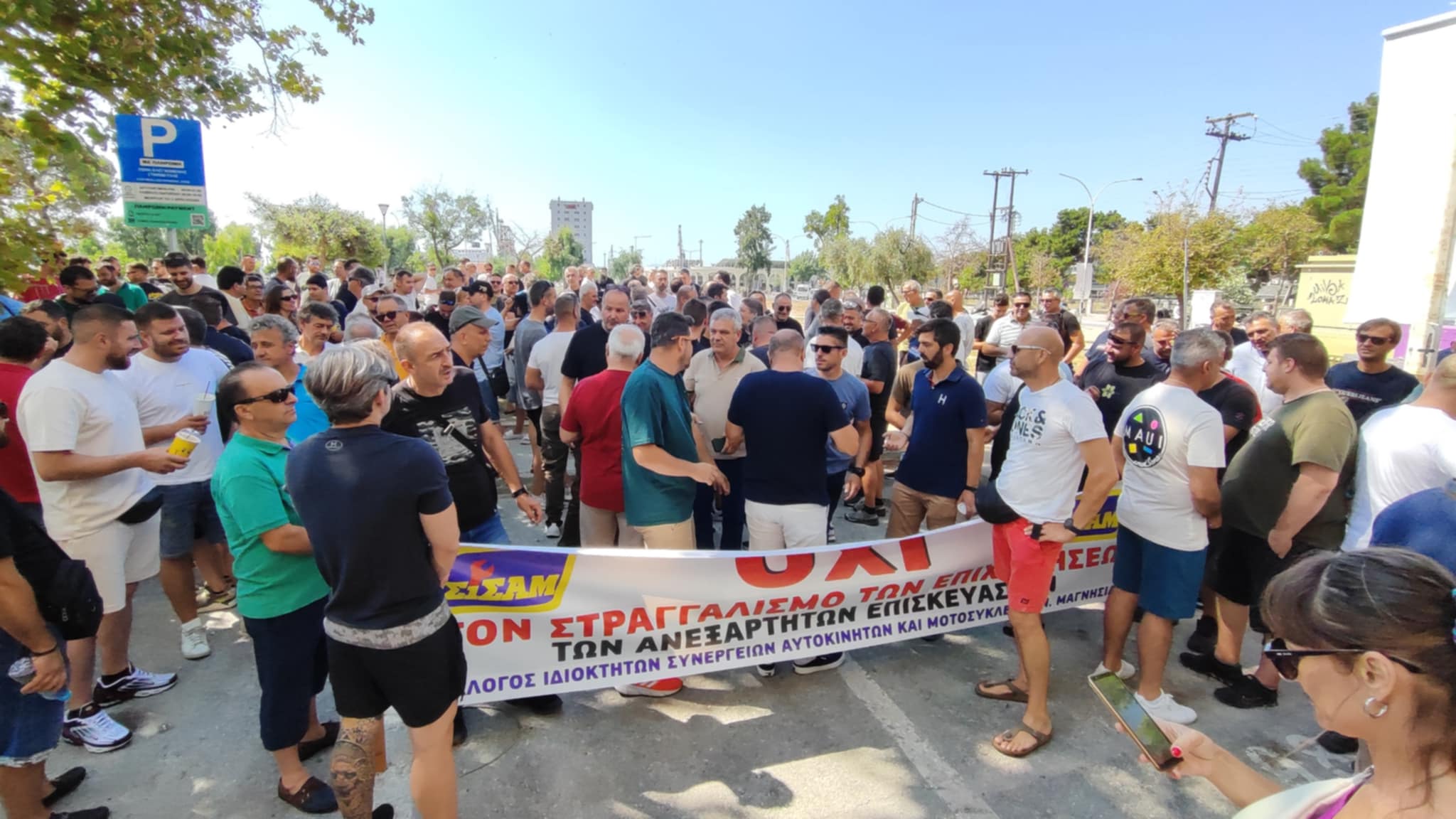 Πολιορκούν τη ΔΟΥ Βόλου οι ιδιοκτήτες συνεργείων που αντιδρούν στο ψηφιακό πελατολόγιο (ΦΩΤΟ)