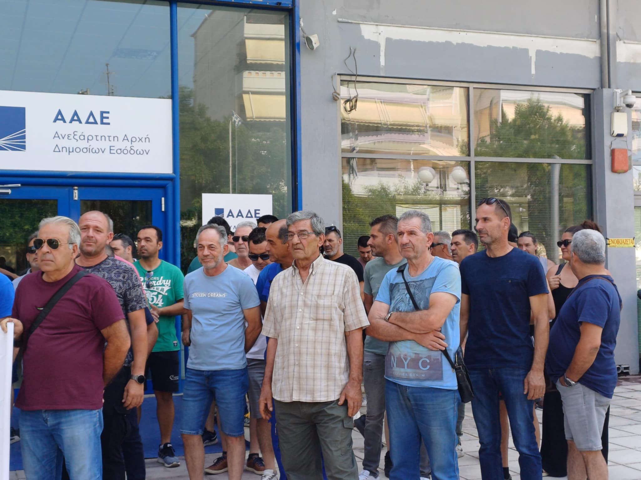 Συγκέντρωση διαμαρτυρίας των ιδιοκτητών συνεργείων αυτοκινήτων έξω από τη ΔΟΥ Λάρισας για το ψηφιακό πελατολόγιο (ΦΩΤΟ)