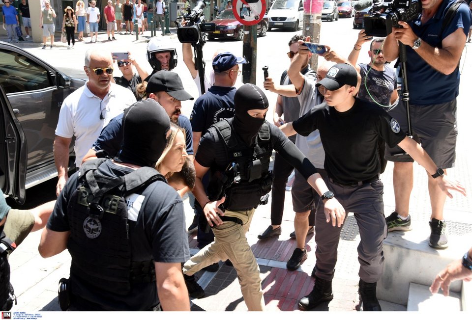 Στα δικαστήρια Πάτρας η Ειρήνη Μουρτζούκου, μετά την ομολογία των δολοφονιών -«Φόνισσα» την αποδοκίμασε το πλήθος