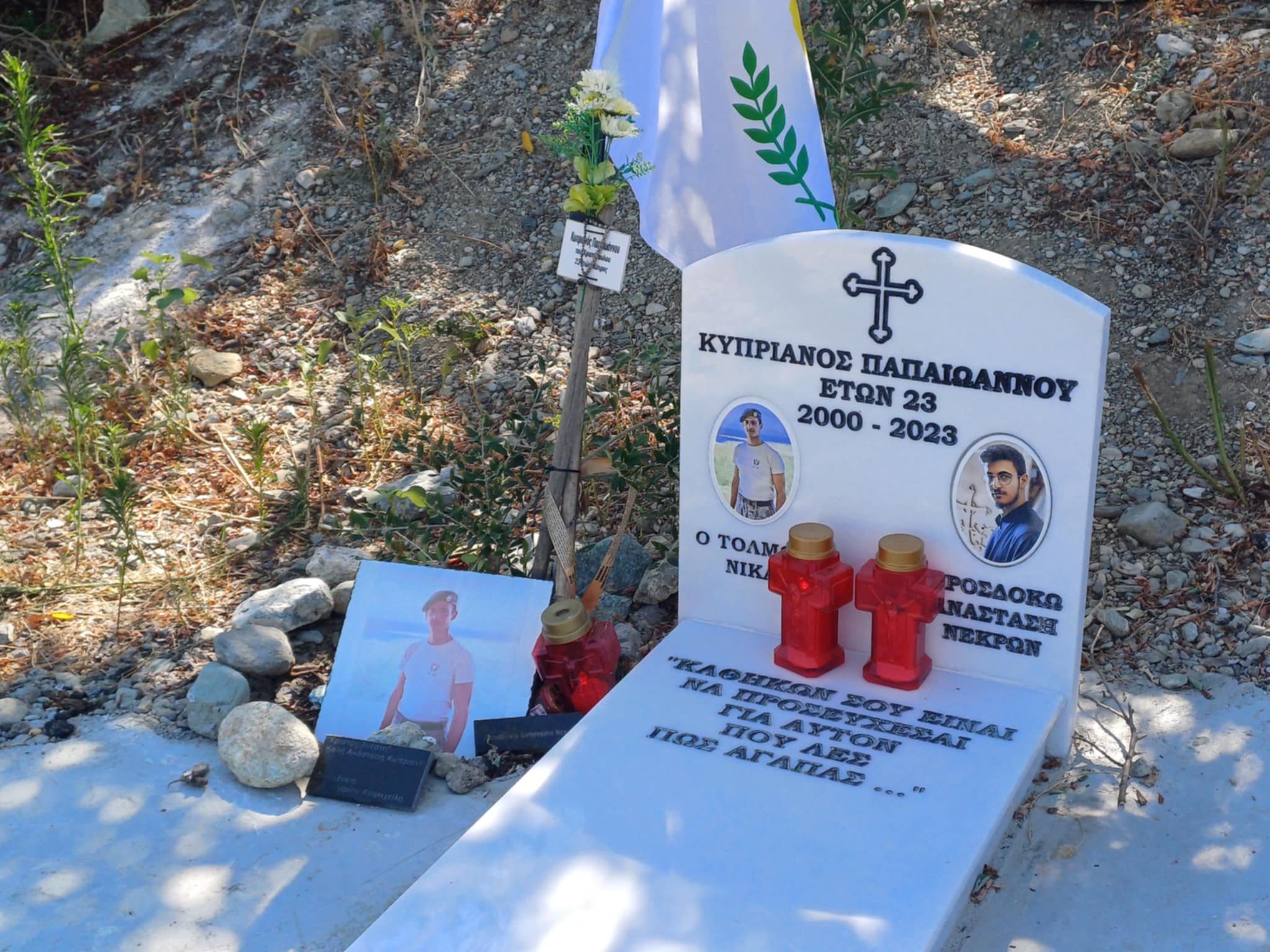 Τέμπη: Τέλεσαν τρισάγιο στον τόπο της τραγωδίας συγγενείς των θυμάτων (ΦΩΤΟ)