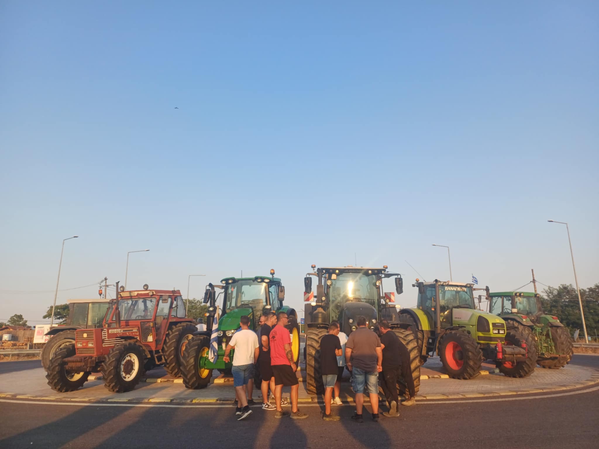 Μπλόκο στην παλιά Λάρισας- Βόλου στον κόμβο Πλατυκάμπου-έτοιμα τα τρακτέρ για κεντρική πλατεία (ΦΩΤΟ+βίντεο)