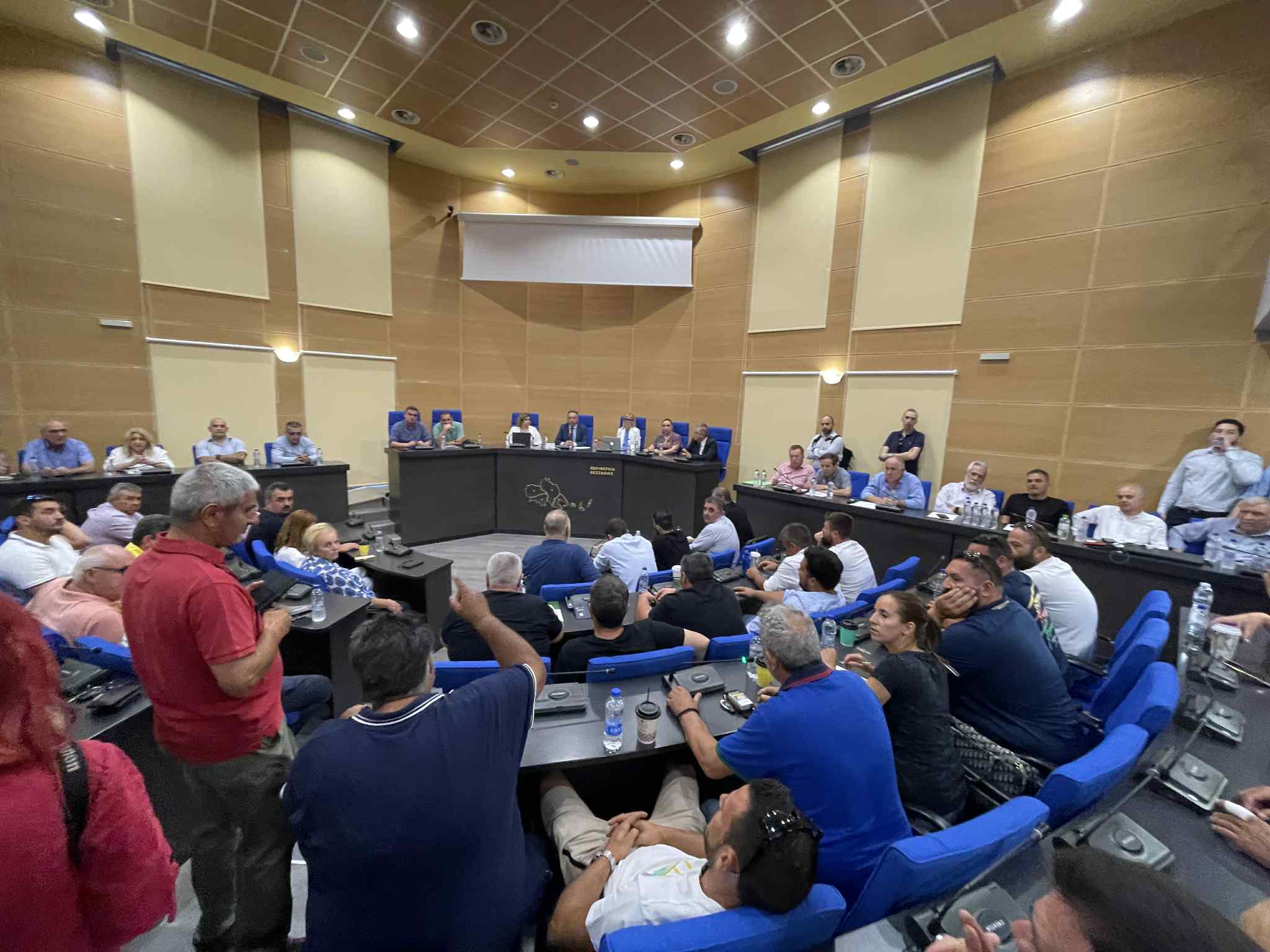 Ένταση στη σύσκεψη στην περιφέρεια με κτηνοτρόφους παρουσία Χρήστου Κέλλα (ΦΩΤΟ+βίντεο