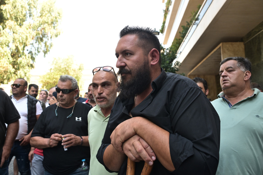 Στην Ηρώδου Αττικού έφτασαν οι κτηνοτρόφοι- Ζητούν συνάντηση με τον Πρωθυπουργό
