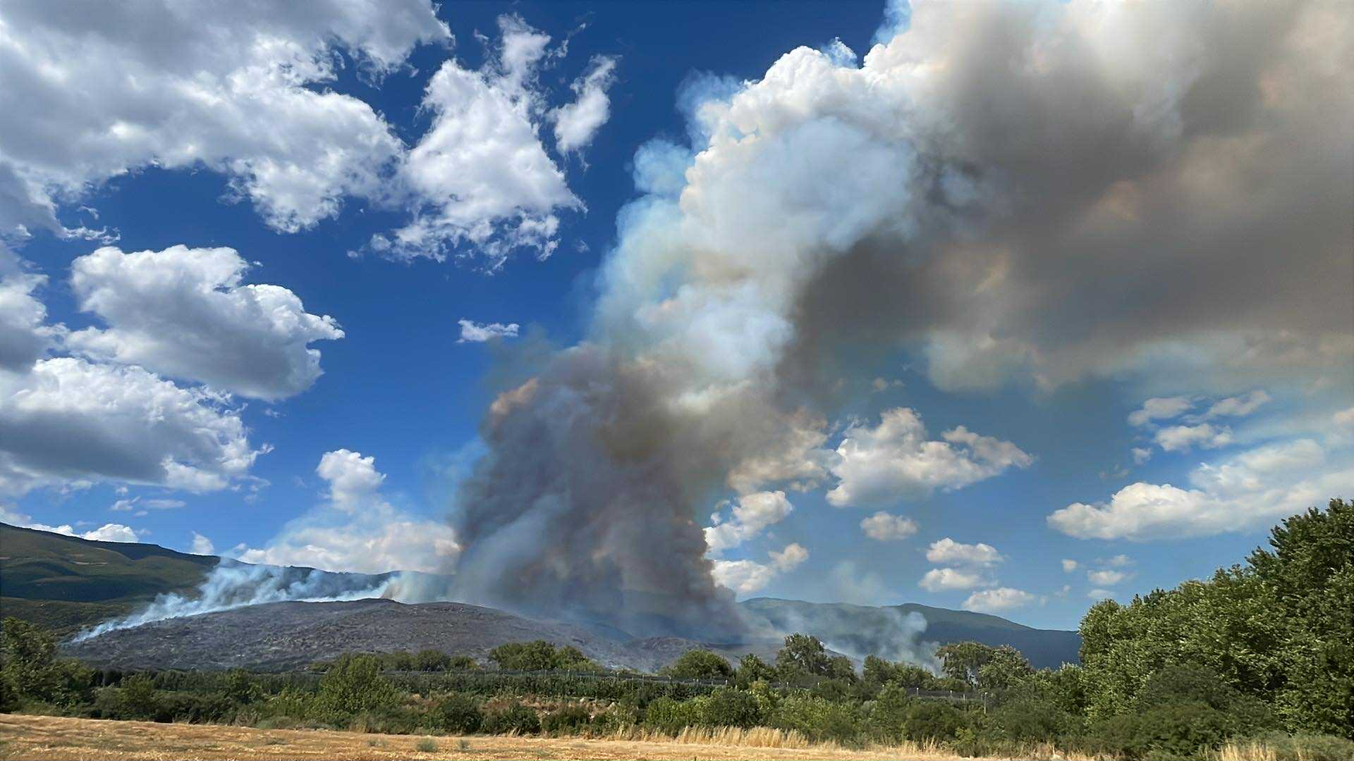 Συναγερμός το μεσημερι για μεγάλη φωτιά στην Αγιά- 6 αεροσκάφη και ισχυρές επίγειες δυναμεις στη μαχη (ΦΩΤΟ)