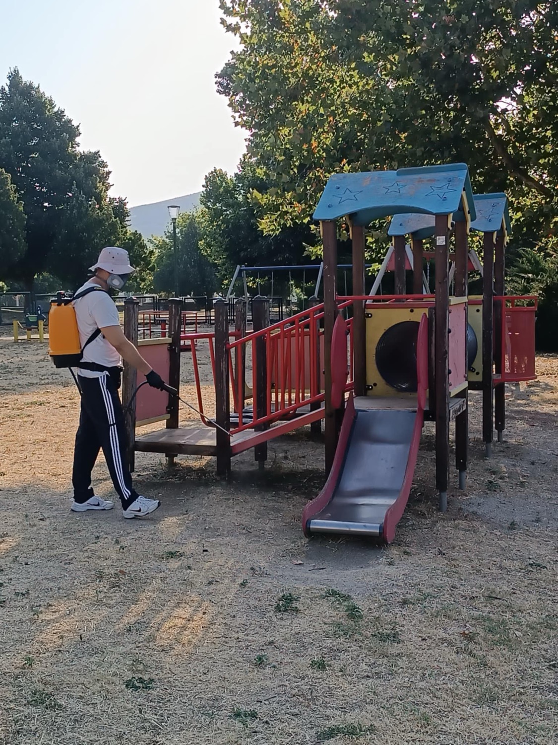 Σε πλήρη εξέλιξη οι απεντομώσεις σε κοινόχρηστους χώρους του Δήμου Φαρσάλων
