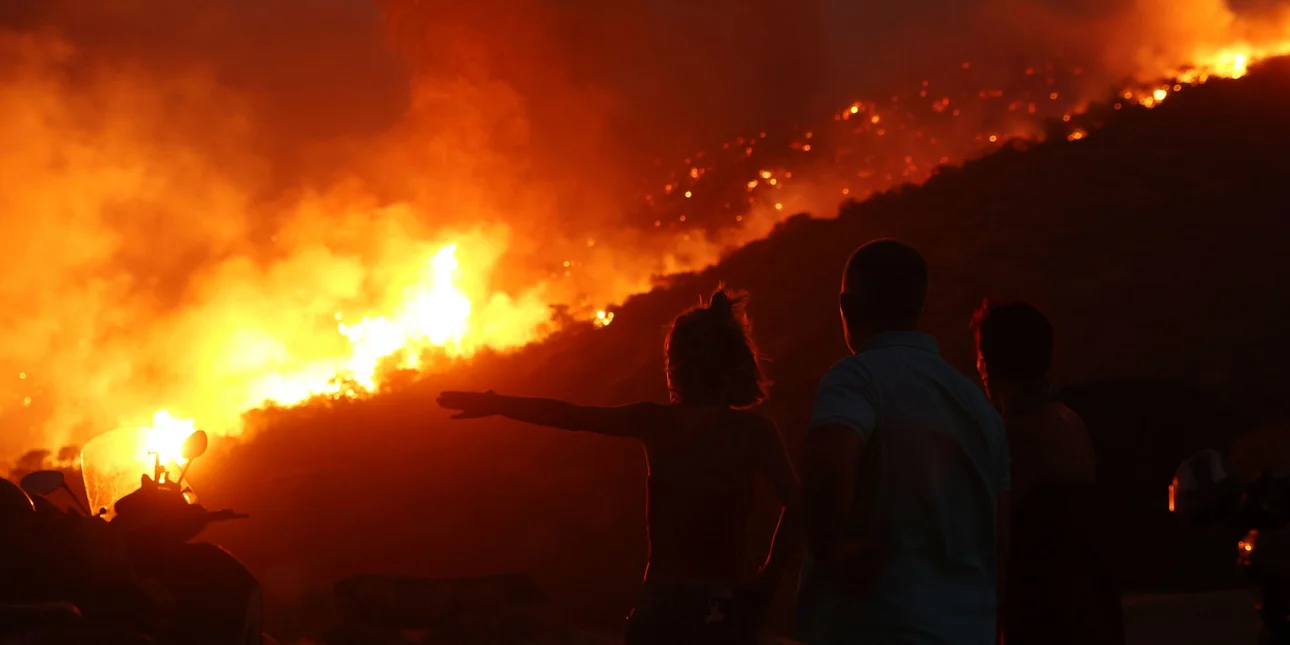 Πύρινος εφιάλτης σε Κερατέα, Παλαιά Φώκαια – Ένας νεκρός – Στις φλόγες σπίτια, αυτοκίνητα, δασικές εκτάσεις