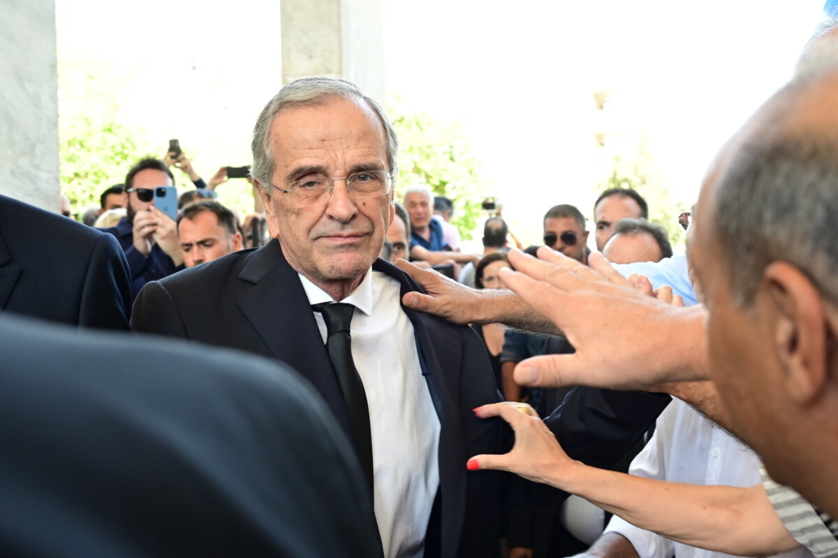 Σε κλίμα βαθιάς οδύνης το τελευταίο αντίο στη Λένα Σαμαρά -Δείτε βίντεο και φωτογραφίες
