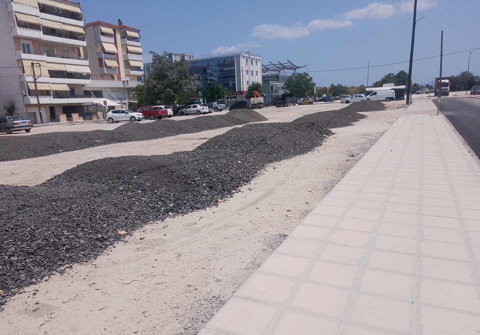 Ο Δήμο Λαρισαίων μετετρέπει χώρο πρασίνου σε πάρκιγκ (ΦΩΤΟ)