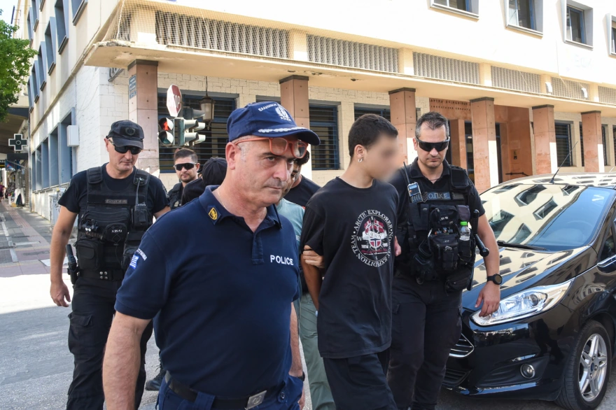 «Ντροπή, κάψατε την Πάτρα»: Πολίτες προπηλάκισαν τους κατηγορούμενους για εμπρησμό -Πήραν προθεσμία για την Κυριακή