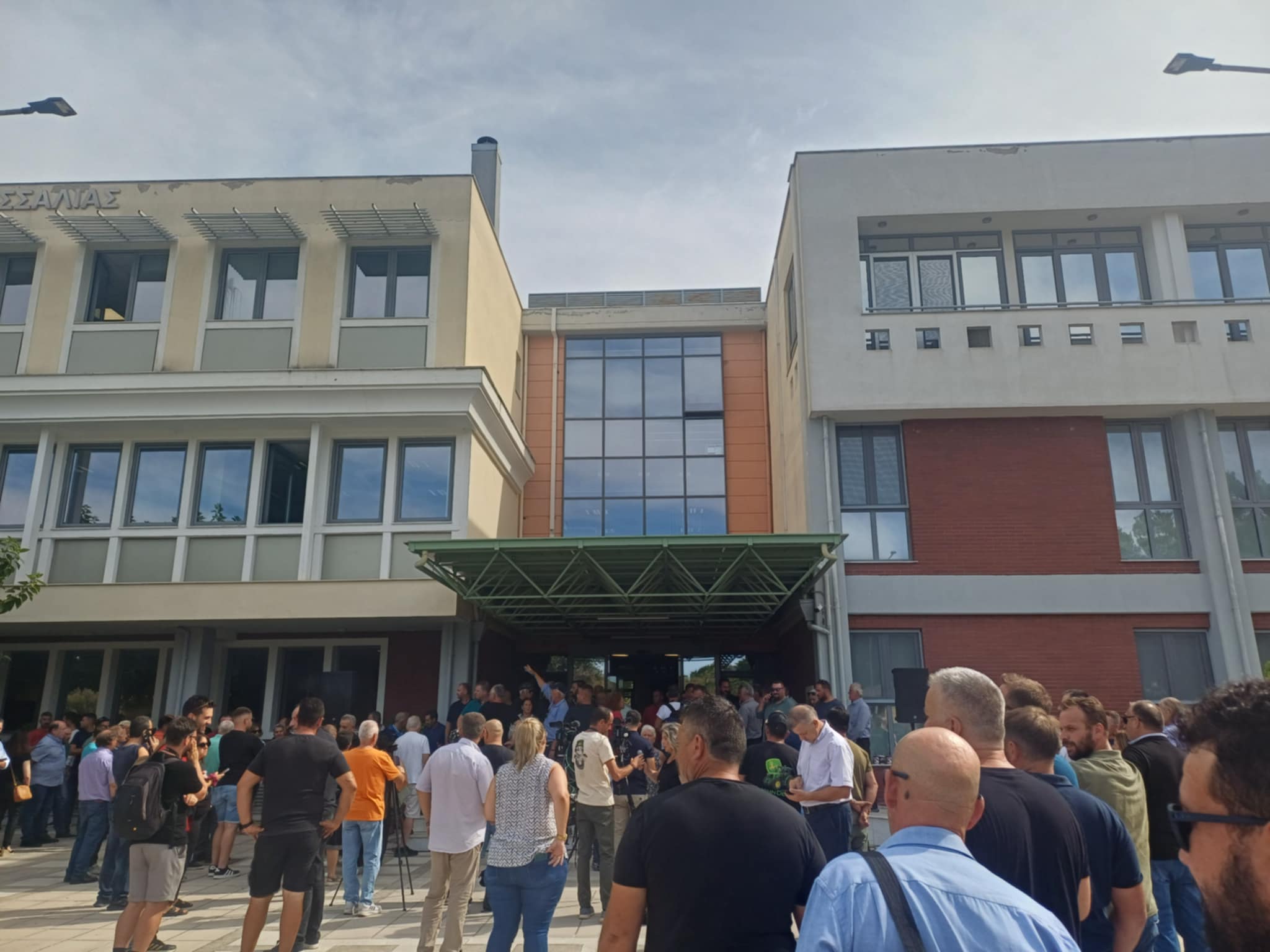Ένταση μεταξύ κτηνοτρόφων Κουρέτα για το εμβόλιο- τους είπε ότι αυτό είναι Πακιστανικό με 60% μόλις επιτυχία (video)