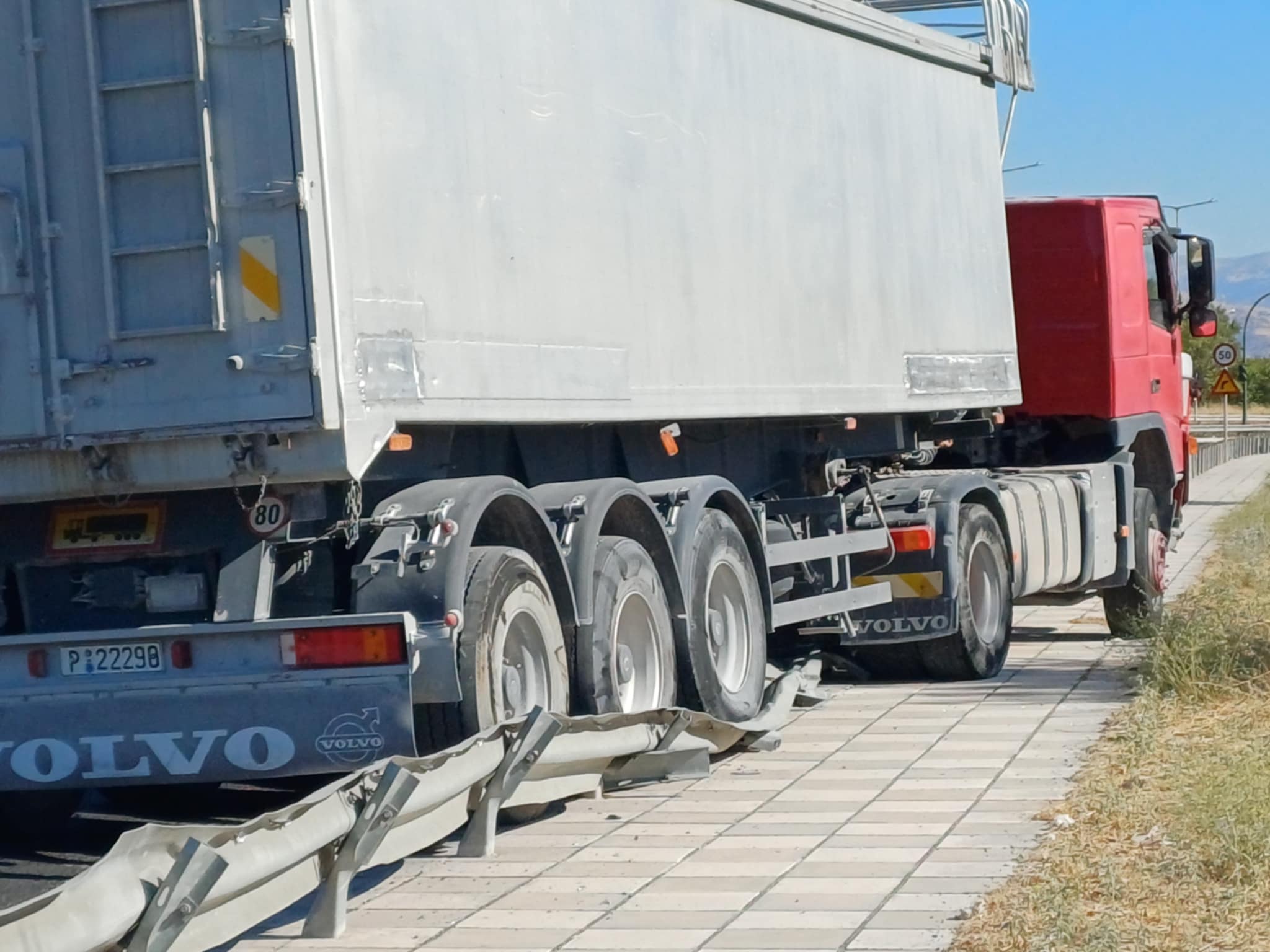 Λάρισα: Νταλίκα βγήκε εκτός δρόμου στην Αγιά Μαρίνα και ξήλωσε τις προστατευτικές μπάρες (ΦΩΤΟ)