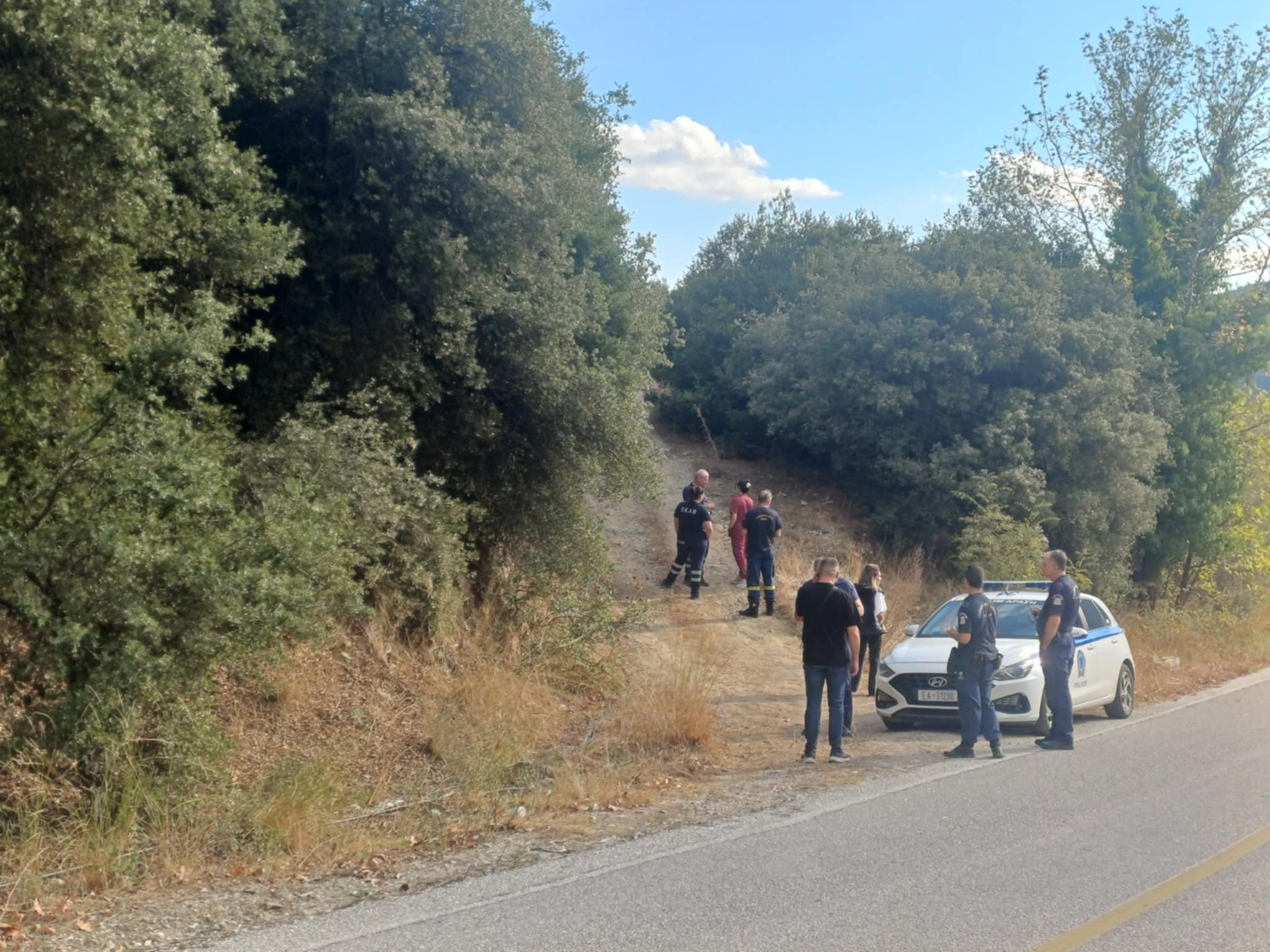 Λάρισα: Μεγάλη επιχείρηση της ΕΜΑΚ για εγκλωβισμένο άντρα σε σπηλιά – Φέρεται να έψαχνε λίρες -δείτε εικόνες