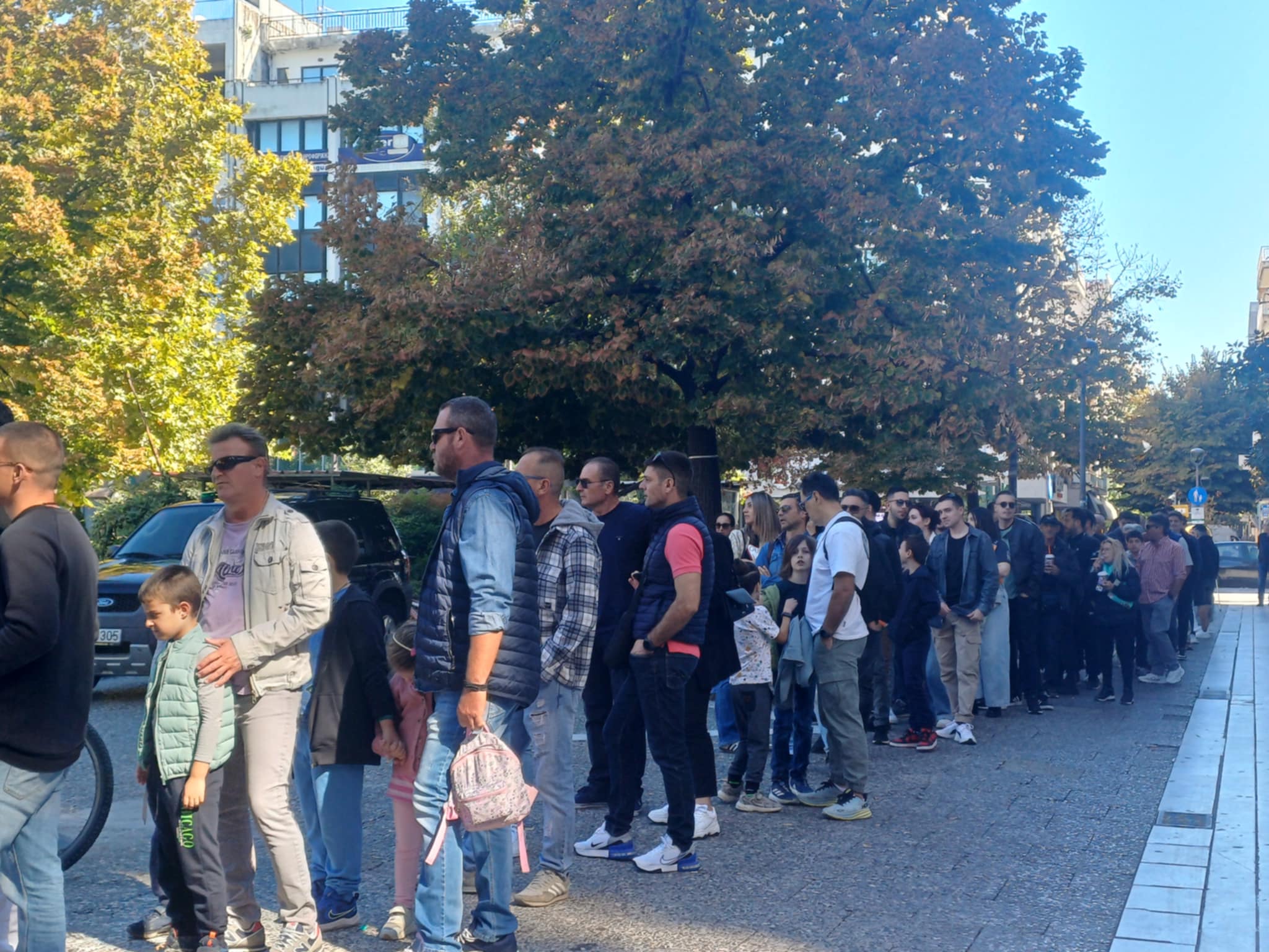 Κοσμοσυρροή στην κεντρική πλατεία για το μονοθέσιο της McLaren στο Roadshow του ΟΠΑΠ (ΦΩΤΟ)